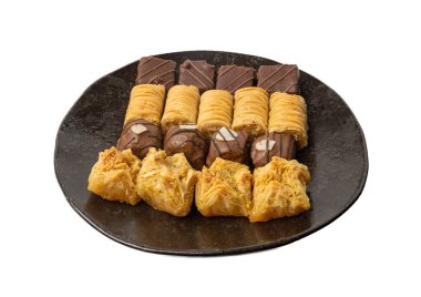İzole edilmiş Baklava, Küçük Ramazan Tatlısı, Doğu Tatlı Filo Pastaları Seti, Türk Balı Baklawa, Geleneksel Doğu Çölü, Beyaz Arkaplanda Küçük Baklava Parçaları