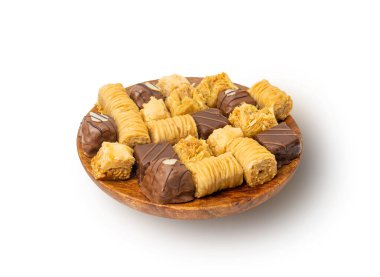İzole edilmiş Baklava, Küçük Ramazan Tatlısı, Doğu Tatlı Filo Pastaları Seti, Türk Balı Baklawa, Geleneksel Doğu Çölü, Beyaz Arkaplanda Küçük Baklava Parçaları
