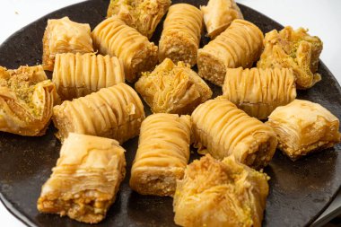 İzole edilmiş Baklava, Küçük Ramazan Tatlısı, Doğu Tatlı Filo Pastaları Seti, Türk Balı Baklawa, Geleneksel Doğu Çölü, Beyaz Arkaplanda Küçük Baklava Parçaları