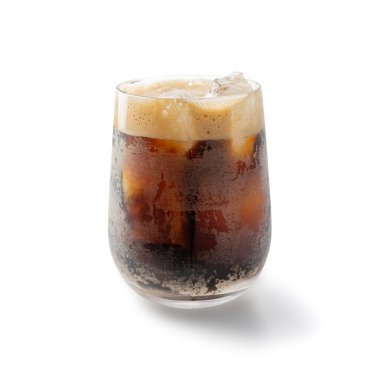 Buzlu Porter Birası, Bardakta Soğuk Bira, Köpük ve Buz Küplü Kara Bira, Alkollü Bardakta Baloncuk, Beyaz Arka planda Ale Froth