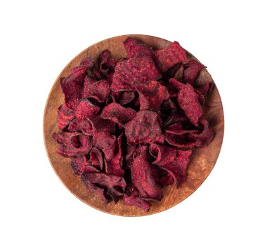 Kuru pancar cipsleri izole edilmiş, dilimlenmiş kırmızı pancar gevreği yığını, pancar kökü parçaları ve cipsler, beyaz arka planda kurutulmuş bol yağda kızartılmış sebze kökü yığını.