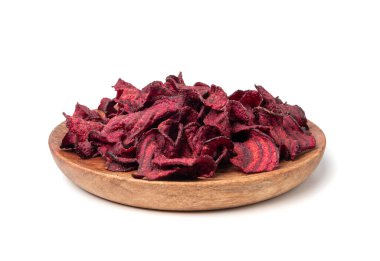 Kuru pancar cipsleri izole edilmiş, dilimlenmiş kırmızı pancar gevreği yığını, pancar kökü parçaları ve cipsler, beyaz arka planda kurutulmuş bol yağda kızartılmış sebze kökü yığını.