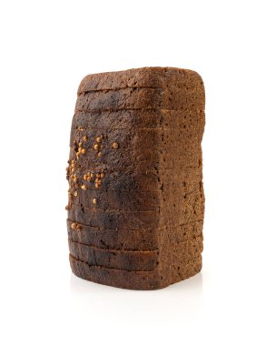 Siyah çavdar ekmeği soyutlanmış, koyu kahverengi dilimlenmiş ekmek, ekşi borodinsky rugbrod kare dilimleri ve beyaz arka planda kişniş otu.