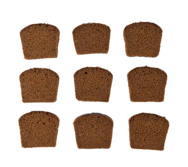 Siyah çavdar ekmeği soyutlanmış, koyu kahverengi dilimlenmiş ekmek, ekşi borodinsky rugbrod kare dilimleri ve beyaz arka planda kişniş otu.