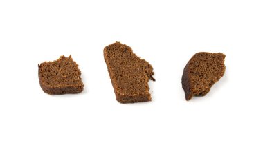 Siyah çavdar ekmeği soyutlanmış, koyu kahverengi somun parçaları parçalanmış borodinsky rugbrod kare dilimleri beyaz arka planda kişniş ile