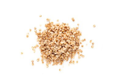 Haşlanmış karabuğday yığını, pişmiş buğday taneleri, parçalanmış lapa, dağınık aşçı, beyaz arka planda kesilmiş karabuğday.