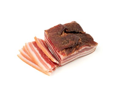 Haşlanmış domuz eti, çiğ füme domuz pastırması, çizgili göğüs eti dilimleri, beyaz arka planda taze ince dilimlenmiş pastırma.
