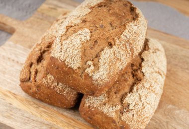 Kepekli tam buğday ekmeği, fitness kabaklı havuçlu çörekler tohumlu tahıllı ekmekli çavdar ekmeği.