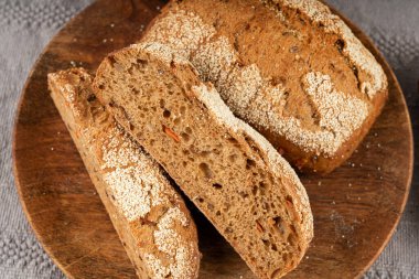 Kepekli tam buğday ekmeği, fitness kabaklı havuçlu çörekler tohumlu tahıllı ekmekli çavdar ekmeği.