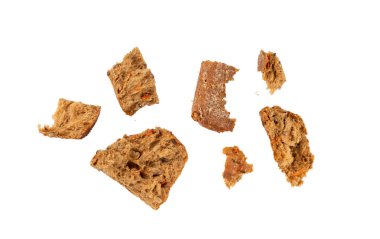 Kırık buğday ekmeği parçaları izole, parçalanmış fitness kabak havuçlu çörekler tohumlu tahıllı tahıllı çörekler beyaz arka planda çavdar.