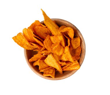 Kuru havuç cipsi kasede izole edilmiş, kurutulmuş kırmızı sebze, sağlıklı çıtır çıtır çıtır gevrek, portakal kökü parçaları ve cipsler, beyaz arka planda kurutulmuş bol yağda kızartılmış havuç yığını.