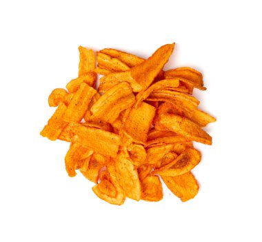 Kuru havuç cipsi izole edilmiş, kurutulmuş kırmızı sebze, sağlıklı çıtır çıtır çıtır gevrek, portakal kökü parçaları ve patates cipsi, beyaz arka planda kurutulmuş bol yağda kızartılmış havuç yığını.