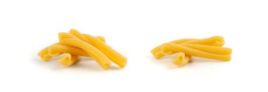 Casarecce makarna, kuru geleneksel makarna, çiğ güveç, buğday eriştesi, İtalyan mutfağı sağlıklı malzemeler beyaz arka planda yakın plan.