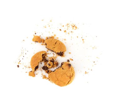 Parçalanmış çikolatalı kurabiyeler izole edilmiş, kahverengi yuvarlak bisküviler, beyaz arka planda kırılmış tatlı kakaolu pasta.