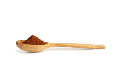 Tahta kaşıkta kakao tozu, kakao tozu yığını, kuru kakao tozu, kakao tozu tozu, ev yapımı kakao tozu, beyaz arka planda ev yapımı çikolata.