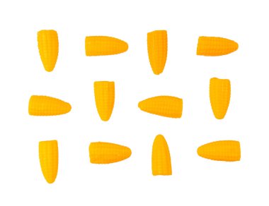 Mısır kulağı izole edilmiş, jöleli süt çiğnenebilir mısır aromalı şeker, beyaz arka planda Vietnam sarısı jelibon şekeri