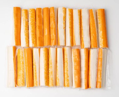 Yengeç Çubuğu Yığını İzole Edilmiş, Turuncu Yengeç Çubuğu Kapalı, Yengeç Eti Yemeği, Yengeç Etli Balık Çubuğu, Surimi Deniz Ürünleri, Beyaz Arkaplanda Yengeç Çubuğu