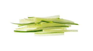 İzole edilmiş salatalık, salatalık dilimleri, salata için yeşil sebze dilimleri, sağlıklı doğal bitki parçaları, beyaz arka planda kesilmiş makro salatalıklar.