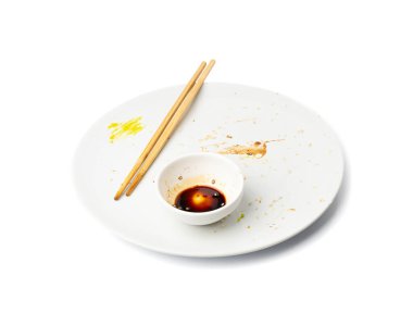 Dökülen Soya sosu artıkları izole edilmiş, Teriyaki beyaz tabağa damlaları, istiridye sosu, salya sosu, beyaz üzerine balzamik sirke birikintisi