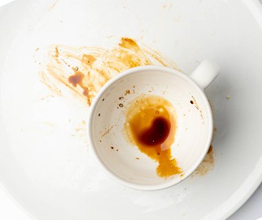 Dökülen Soya sosu artıkları izole edilmiş, beyaz tabağa Teriyaki damlaları, istiridye sosu, salya kokusu, balzamik sirke birikintisi beyaz üst görünümde.