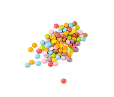 Dağınık küçük şekerler izole edilmiş. Renkli sürahiler, çok renkli çikolata düğmeleri, çeşitli dragee koleksiyonu, beyaz arka planda gökkuşağı şekerlemeleri