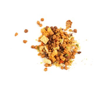 Kurutulmuş sebzeler havuç, soğan, yaban havucu ve soya etiyle karıştırılır. Çıtır gevrek, sebze proteini, susuz bırakılmış çeşitli yiyecek parçaları beyaz arka planda hazır erişte koleksiyonu.