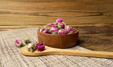 Kuru Gül Tomurcukları, Pembe Çiçek Çayı için Gül Yaprakları, Kurumuş Pers Gülleri, Doğa Tahtası Arkaplanındaki Gül Tomurcukları