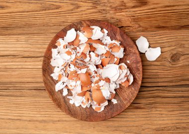 Kasede Kırık Yumurta Kabuğu, Ezilmiş Yumurta Kabuğu, Kalsiyum İlavesi, Kırık Yumurta Kabukları, Doğal Kompost İçeriği, Ahşap Masa Üzerinde Kırık Yumurta Kabuğu Üst Görünümü