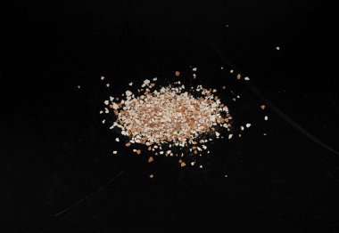 Kırık yumurta kabuğu, ezilmiş yumurta kabuğu, kalsiyum takviyesi, çatlamış yumurta kabuğu, doğal gübre bileşeni, kırılmış yumurta kabuğu siyah arka planda üst görünüm