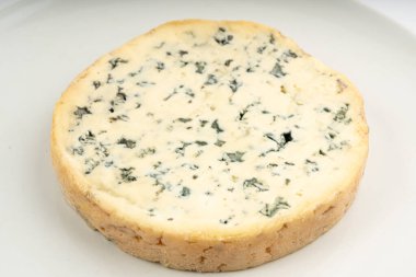 Dört peynirli yalıtılmış, kokuşmuş Fransız peyniri, dört kat kremalı süt ürünü, gurme yiyecekler, yarı sert Fransız mavi yuvarlak peyniri ve penisilyum roqueforti sporları.