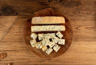 Dörtlü peynir, kokuşmuş Fransız peyniri, Fourme d 'Ambert sütlü süt ürünü, gurme yemeği, yarı sert Fransız roqueforti sporlu mavi yuvarlak peyniri.