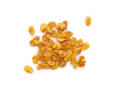 Kızarmış fasulye atıştırmalığı izole edilmiş, kızarmış vicia faba, baharatlı bakla, salata için çıtır fasulye cipsi ya da beyaz arka planda yemek.