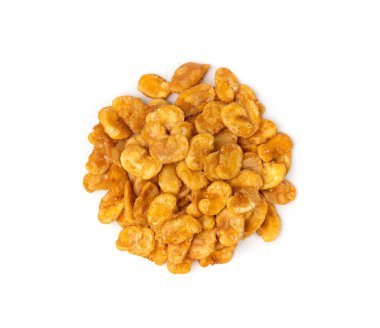 Kızarmış fasulye atıştırmalığı izole edilmiş, kızarmış vicia faba, baharatlı bakla, salata için çıtır fasulye cipsi ya da beyaz arka planda yemek.