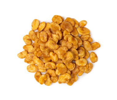 Kızarmış fasulye atıştırmalığı izole edilmiş, kızarmış vicia faba, baharatlı bakla, salata için çıtır fasulye cipsi ya da beyaz arka planda yemek.