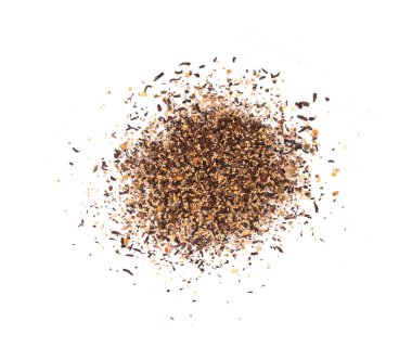 Kuru, siyah çay yığınıyla amber çiçeği, izole meyveler. Ahududu tohumu kırmızı çay, karkade çiçeği yaprakları, kurutulmuş bitkisel içecek, gül yaprağı, yenilebilir gül yaprağı, beyaz arka planda yaprak amber çayı.
