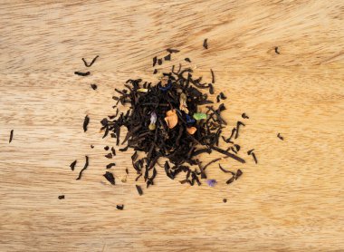 Lezzetli Kara Çay Yaprakları Yığın Doku, Yüksek Kaliteli Meyve ve Çiçekli Kara Çay Yığını, Kuru Organik Hint İçeceği, Tahta Arkaplanda Siyah Çay Yaprakları Üst Görüş