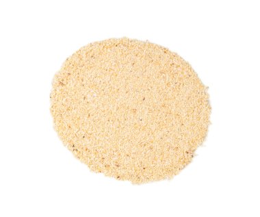 Sarımsak tozu izole edilmiş, granüle edilmiş, ezilmiş sarımsak ezilmiş, küçük parçalara bölünmüş gıda malzemeleri, beyaz arka planda baharat.