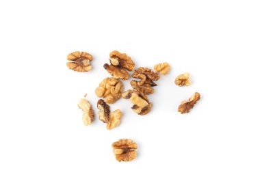 Doğranmış ceviz, kavrulmuş ceviz tozu, bir yığın fındık kırıntısı, tüm çekirdek parçaları, kesirler, beyaz arka planda barut tozu.