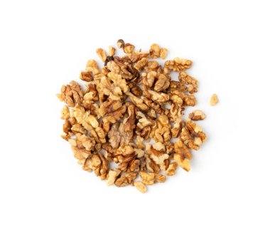 Doğranmış ceviz, kavrulmuş ceviz tozu, bir yığın fındık kırıntısı, tüm çekirdek parçaları, kesirler, beyaz arka planda barut tozu.