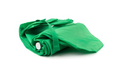 Küçük katlanmış şemsiye, küçük kapalı yeşil şemsiye, su geçirmez eski şemsiye beyaz zemin üzerinde