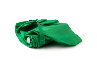 Küçük katlanmış şemsiye, küçük kapalı yeşil şemsiye, su geçirmez eski şemsiye beyaz zemin üzerinde