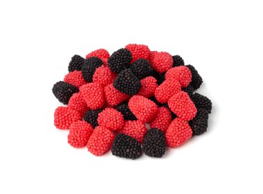 İzole edilmiş jelibon, çiğnenmiş ahududu yığını, jöleli böğürtlen, kırmızı jelatin şekeri ve beyaz arka planda küçük gevrek şeker tanecikleriyle kaplı kara meyve reçeli meyveleri.