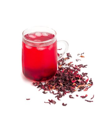 Hibiscus çayı cam bardakta, kuru gül suyu, soğuk meyve kırmızı çay, şeffaf kupada buzlu karkade, sıcak bitkisel içecek, beyaz arka planda Roselle Hibiscus çayı