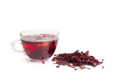 Hibiscus çayı cam fincanda izole edilmiş, kuru gül suyu, soğuk meyve kırmızısı çay, şeffaf kupada Karkade, sıcak bitkisel içecek, beyaz arka planda Roselle Hibiscus çayı