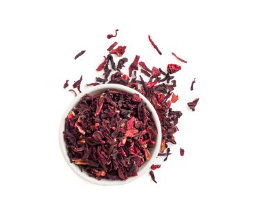 Kuru Hibiscus Çayı, Kupada Kuru Gül Yaprakları Yığını, Meyve Kırmızı Çay, Karkade Yaprakları, Kurutulmuş Bitki İçeceği, Roselle Petal, Yenilebilir Çiçek Yaprağı Hibiscus Çayı Beyaz Arkaplanda