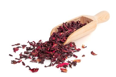 Kuru Hibiscus Çayı, Tahta Kepçe 'deki Kuru Gül Yaprakları Yığını, Kaşık' taki Meyve Kırmızı Çay, Karkade Yaprakları, Kurutulmuş Bitki İçeceği, Roselle Petal, Beyaz Arkaplanda Yenilebilir Çiçek Yaprağı Çayı