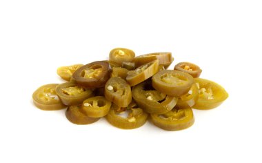 Salamura Jalapeno Yığını, marine edilmiş yeşil biberler, acı Meksika biber dilimleri, turşulu yeşil biberli beyaz arka plan