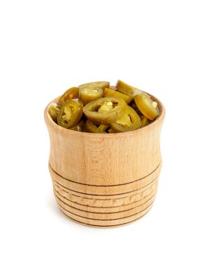 Salamura Jalapeno Yığını, Baharatlı Yeşil Jalapenolar, Sıcak Meksika Biber Dilimleri Kırsal Ahşap Kasede, Turşulu Yeşil Jalapeno Beyaz Arkaplanda