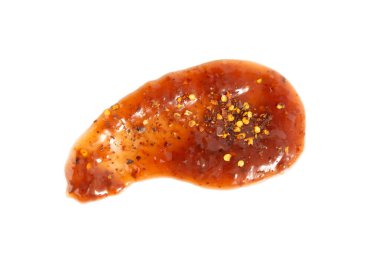 Kırmızı biberli reçel, çilekli reçelli marmelatlı reçel, baharatlı meyve jölesi meyveli konfeksiyon lekesi, sarı kırmızı şurup lekesi, sos damlası, beyaz arka plana dökülen reçel.