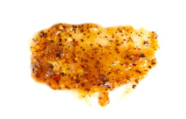 Kırmızı biberli portakal reçeli, kayısı biberli marmelat lekesi, baharatlı meyve jölesi konfeksiyon lekesi, sarı kırmızı şurup lekesi, mango sosu damlaları, beyaz arka plana dökülen reçel.